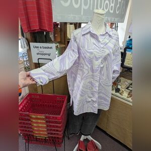 NWT signature 8 Purple and White Swirl Button-Up Shirt